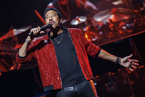 Lionel Richie erinnert sich gern an die Aufnahmen zu «We Are The World» zurück. Den Song schrieb er gemeinsam mit Michael Jackson. - © Valentin Flauraud/KEYSTONE/dpa