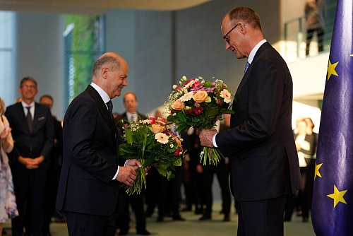 Das Kanzleramt hat SPD-Mann Scholz an seinen CDU-Nachfolger Merz übergeben - einfacher Abgeordneter bleibt er. (Archivbild) - © Michael Kappeler/dpa
