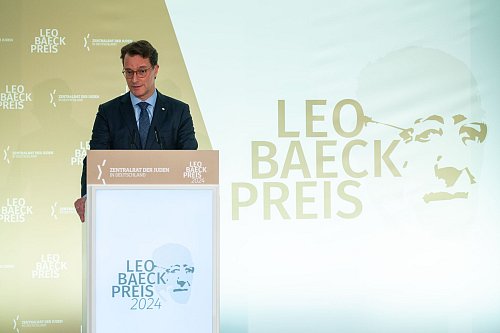 NRW-Ministerpräsident Hendrick Wüst hielt die Laudatio - © Christophe Gateau/dpa