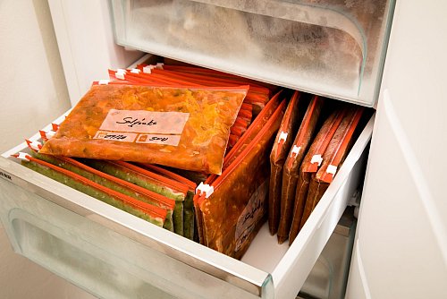 Portionsweise eingefrorene Essensreste ersparen an anderen Tagen das Kochen. - © Christin Klose/dpa-tmn