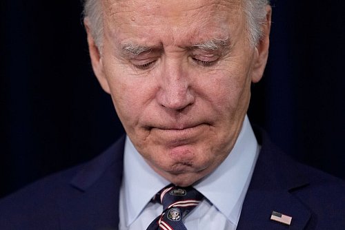 Auch Biden ehrt Carter. - © Susan Walsh/AP/dpa