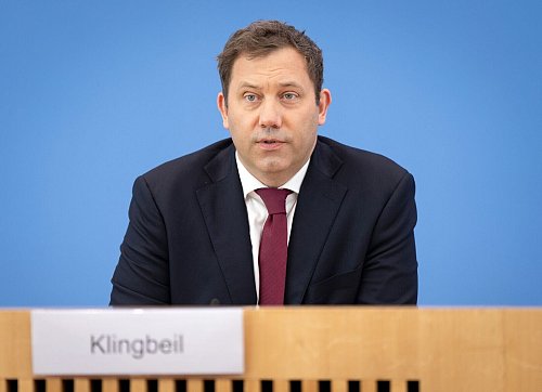 Das Bundesfinanzministerium hat den mittelfristigen finanzpolitisch-strukturellen Plan im Juli in Brüssel eingereicht. - © Soeren Stache/dpa
