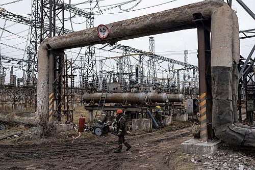 Schäden durch Raketen sorgen erneut für Stromabschaltungen in der Ukraine. (Archivbild) - © Evgeniy Maloletka/AP/dpa