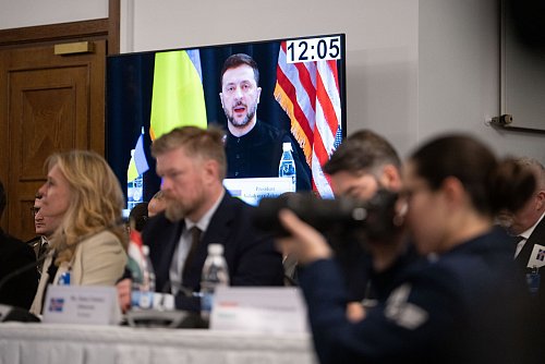 Für den ukrainischen Präsidenten Selenskyj ist es wichtig, dass die ausländische Militärhilfe weitergeht. - © Marijan Murat/dpa