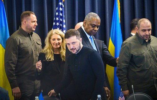US-Verteidigungsminister Austin (4.v.l.) hat die Militärhilfe von etwa 50 Ländern seit 2022 koordiniert. - © Andreas Arnold/dpa