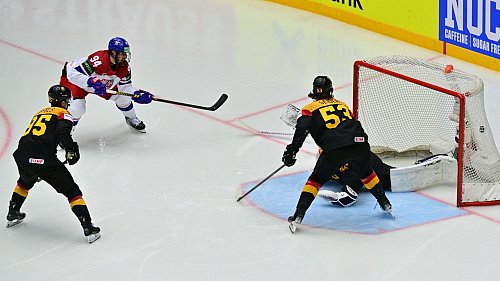 Viel Druck, viele Fehler: Star-Verteidiger Moritz Seider zeigte bei der Eishockey-WM ungewohnte Schwächen. - © Vit Simanek/CTK/dpa