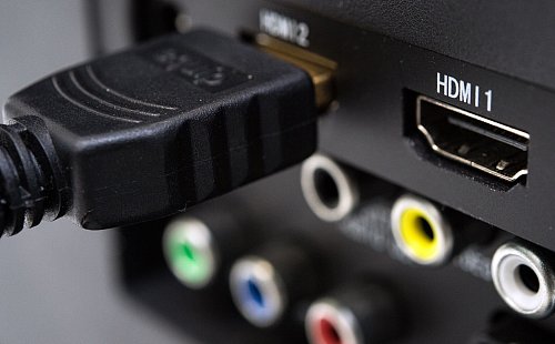 Ohne HDMI-Anschlüsse am Fernseher geht\\\'s nicht: Drei bis vier von ihnen sollten es am TV-Gerät schon sein, empfehlen Experten. - © Andrea Warnecke/dpa-tmn