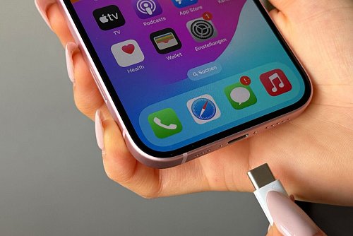 Ab an den Strom: Neu bei iOS 26 ist eine Anzeige auf dem Sperrbildschirm, die darüber informiert, wie lange es noch dauert, bis der Akku voll aufgeladen ist. - © Christoph Dernbach/dpa-tmn