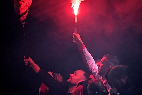 Lukas Podolski feiert mit den Fans. - © Federico Gambarini/dpa
