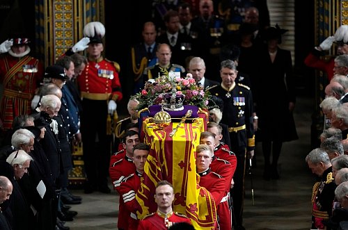 Der Trauergottesdienst für Königin Elizabeth II. wurde von schätzungsweise vier Milliarden Menschen verfolgt (Archivbild). - © Frank Augstein/Pool AP/dpa