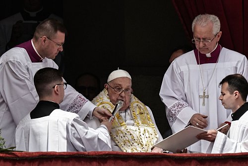 Keine 24 Stunden vor seinem Tod spendete Papst Franziskus noch den Ostersegen (Archivbild). - © Evandro Inetti/ZUMA Press Wire/dpa