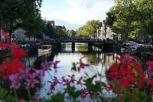 Städte wie Amsterdam sind auch im Herbst schön - und eine Alternative zu den Sonnenzielen im Süden Europas. - © Andrea Warnecke/dpa-tmn