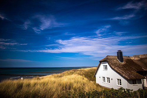 Ferienhaus in den Dünen: Die Ostsee hat auch im Herbst ihren Charme. - © Jens Büttner/dpa/dpa-tmn
