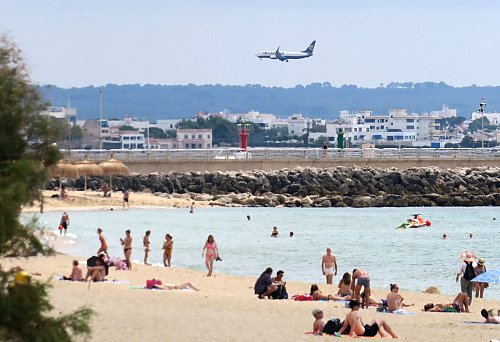 Landeanflug auf Mallorca: Um dem Schmuddelwetter in Deutschland zu entfliehen, zieht es viele im Oktober auf die Balearen. - © Andrea Warnecke/dpa-tmn