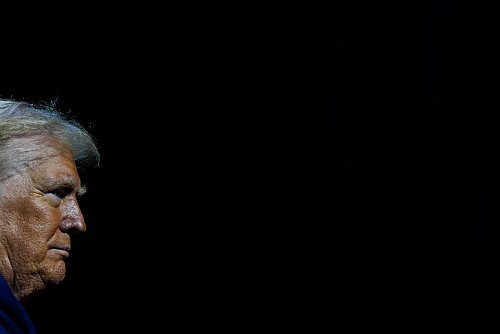 Er hat es kaum noch mit politischen Gegengewichten zu tun. (Archivild) - © Julia Demaree Nikhinson/AP/dpa