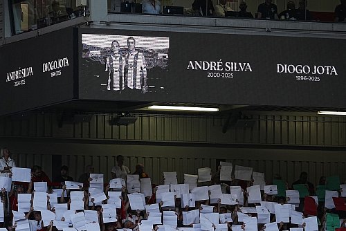 Vor dem Spiel gegen Bournemouth erinnerten Fans an Liverpools Diogo Jota und seinen Bruder André Silva, die bei einem Verkehrsunfall ums Leben kamen. - © Peter Byrne/PA Wire/dpa