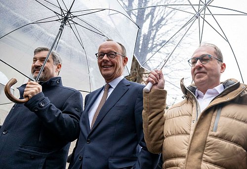 CDU und CSU demonstrieren bei der Winterklausur im Kloster Seeon Geschlossenheit. - © Peter Kneffel/dpa