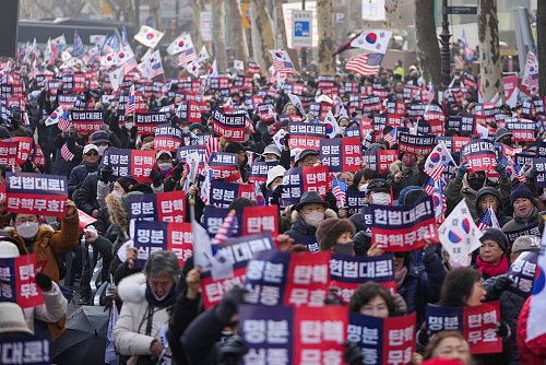 Anhänger Yoons demonstrierten in der Nähe des Verfassungsgerichts. - © Lee Jin-man/AP/dpa