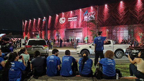 Indigene Aktivisten haben den Veranstaltungsort des Weltklimagipfels gestürmt. - © Larissa Schwedes/dpa