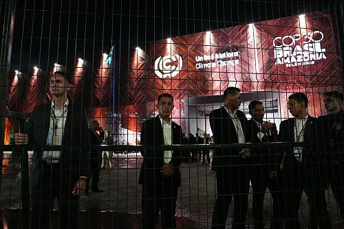 Sicherheitskräfte riegelten den Veranstaltungsort des UN-Klimagipfels COP30 nach dem Zwischenfall zunächst ab. - © Joshua A. Bickel/AP/dpa