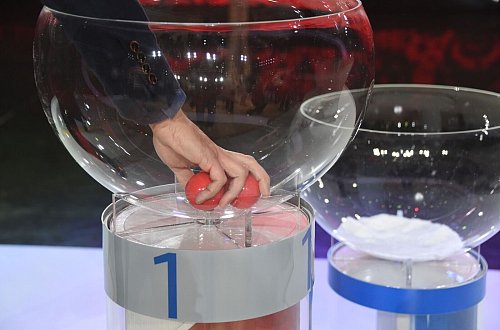 48 Mannschaften nehmen an der Fußball-WM 2026 teil. (Archivbild) - © Marcus Brandt/dpa