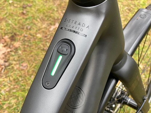 Versenkte Bedieneinheit: Über einen Knopf im Rahmenrohr lässt die der Mahle-Motor an- und ausschalten. Die LED-Anzeige signalisiert die gewählte Unterstützungsstufe und den Ladestand des Akkus. - © Stefan Weißenborn/dpa-tmn