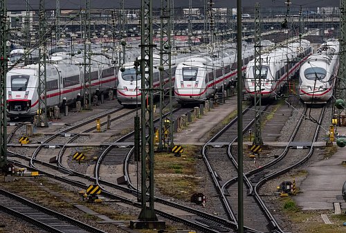 Auch in den kommenden Jahren dürfte für viele Bahn-Reisende nicht alles rund laufen. (Symbolbild) - © Peter Kneffel/dpa