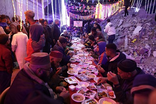 Auch in den Palästinensergebieten wird ab heute der muslimische Fastenmonat Ramadan begangen. - © Jehad Alshrafi/AP/dpa