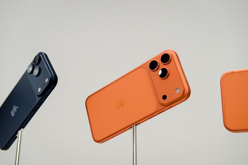 In der knalligen Farbe Cosmic Orange war das iPhone 17 Pro der Blickfang bei der Vorstellung in Cupertino. - © Andrej Sokolow/dpa/dpa-tmn
