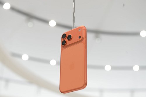 Neuer Design-Ansatz beim iPhone 17 Pro: Statt eines Titanrahmens hat es nun ein Alugehäuse aus einem Block gefräst. - © Andrej Sokolow/dpa-tmn/dpa
