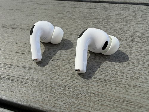 Die AirPods Pro 3 (rechts im Bild neben den AirPods Pro 2) bekamen zusätzliche Sensoren, die den Puls erfassen. - © Andrej Sokolow/dpa/dpa-tmn