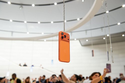 Aluminium macht es möglich: Das iPhone 17 Pro gibt es auch in leuchtendem Orange. - © Andrej Sokolow/dpa