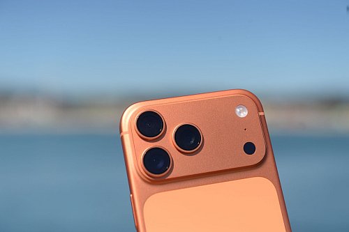 Das iPhone 17 Pro hat drei Kameras eingebaut - von Ultraweitwinkel bis Zoom - und wäre damit für Foto-Freunde die erste Wahl. - © Andrej Sokolow/dpa/dpa-tmn