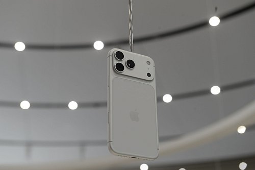 Wer eine Tele-Kamera will, muss beim iPhone das Pro-Modell wählen. - © Andrej Sokolow/dpa