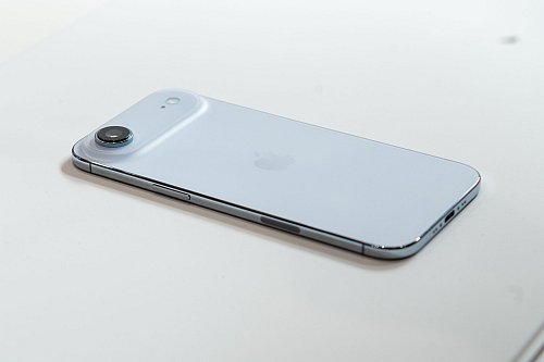 Die Computer-Technik des iPhone Air passt in die Kamera-Wölbung. Den Rest füllt die Batterie aus. - © Andrej Sokolow/dpa