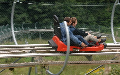 Gerade noch so einfangen: Auch auf Rügen geht es rasant bergab - am Rand von Bergen steht diese Rodelbahn. - © Stefan Sauer/dpa-Zentralbild/dpa
