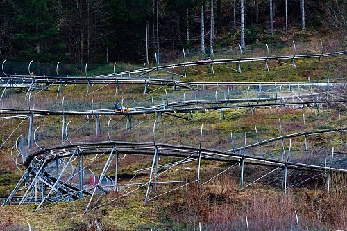 Die Sommerrodelbahn am Hasenhorn im Schwarzwald ist fast drei Kilometer lang. - © Philipp von Ditfurth/dpa