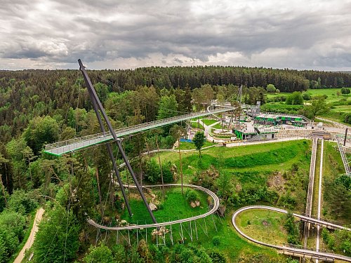 Der Erlebnisfelsen bietet neben den Bahnen auch einen Skywalk mit Aussicht über die Fränkische Schweiz. - © Wiegand Erlebnisberge/Wiegand Erlebnisberge/dpa