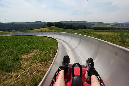 Auf dem Loreley-Plateau in Rheinland-Pfalz steht die Sommerrodelbahn. Die bekannten Aussichtspunkte des Felsens sind nur wenige Gehminuten entfernt. - © Thomas Frey/dpa