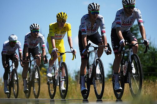 Kontrollierten das Tempo: Tadej Pogacar und sein Team - © Thibault Camus/AP/dpa