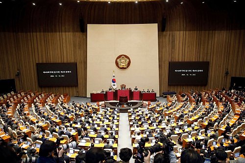 Südkoreanische Gesetzgeber nehmen an der Plenarsitzung zur Abstimmung über die Amtsenthebung von Präsident Yoon Suk Yeol in der Nationalversammlung teil. Ein zweiter Amtsenthebungsantrag gegen Yoon hat die benötigte Zweidrittelmehrheit in der Nationalversammlung erreicht. - © Woohae Cho/Pool Getty Images/AP/dpa