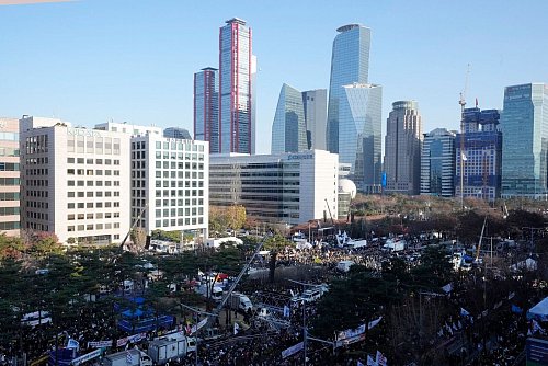 Teilnehmer versammeln sich während einer Kundgebung für die Amtsenthebung des südkoreanischen Präsidenten Yoon vor der Nationalversammlung. Ein zweiter Amtsenthebungsantrag gegen Yoon hat die benötigte Zweidrittelmehrheit in der Nationalversammlung erreicht. - © Ahn Young-joon/AP/dpa