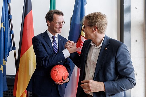 Daniel Günther und Hendrik Wüst haben früher Handball gespielt. - © Markus Scholz/dpa