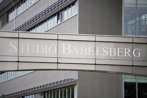 Man beobachte die Lage, heißt es aus dem Filmstudio Babelsberg. (Archivbild) - © Soeren Stache/dpa