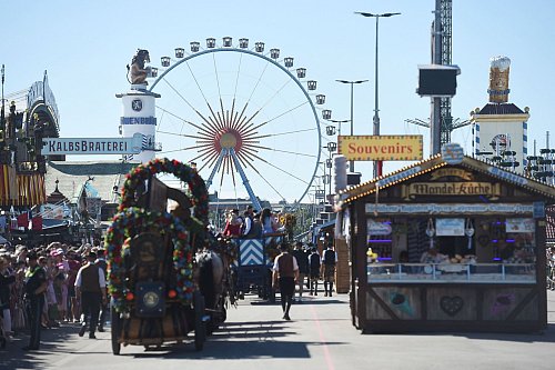 Zum Wiesnstart herrscht traumhaftes Wetter in München. - © Felix Hörhager/dpa