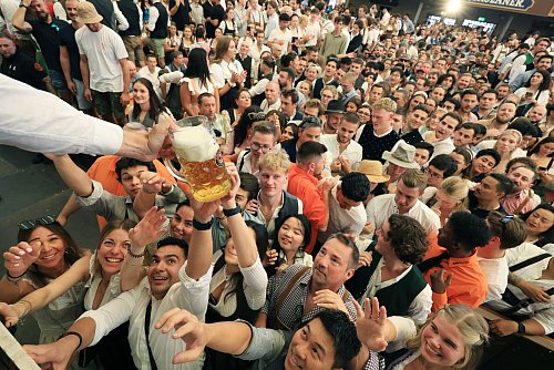 Nach der offiziellen Eröffnung fließt das Bier auf dem Oktoberfest. - © Karl-Josef Hildenbrand/dpa