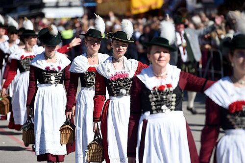 Beim Einzug der Wiesnwirte waren auch viele Trachtengruppen dabei. - © Felix Hörhager/dpa