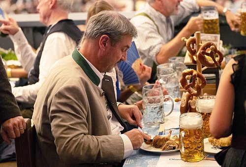 Ministerpräsident Söder beim Essen. - © Leonie Asendorpf/dpa