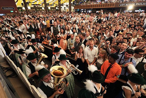 Andrang zur Eröffnung des Oktoberfestes in den Zelten. - © Karl-Josef Hildenbrand/dpa
