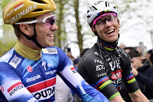 Weltmeister gegen Olympiasieger: Tadej Pogacar (r) und Remco Evenepoel beim Flèche Wallonne. - © Dirk Waem/Belga/dpa